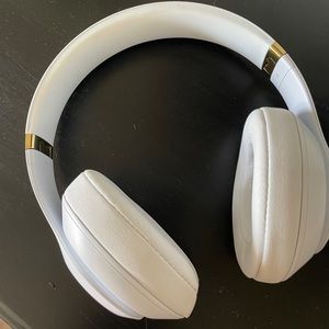 BEATS studio over the head wireless headphones, in white and gold!